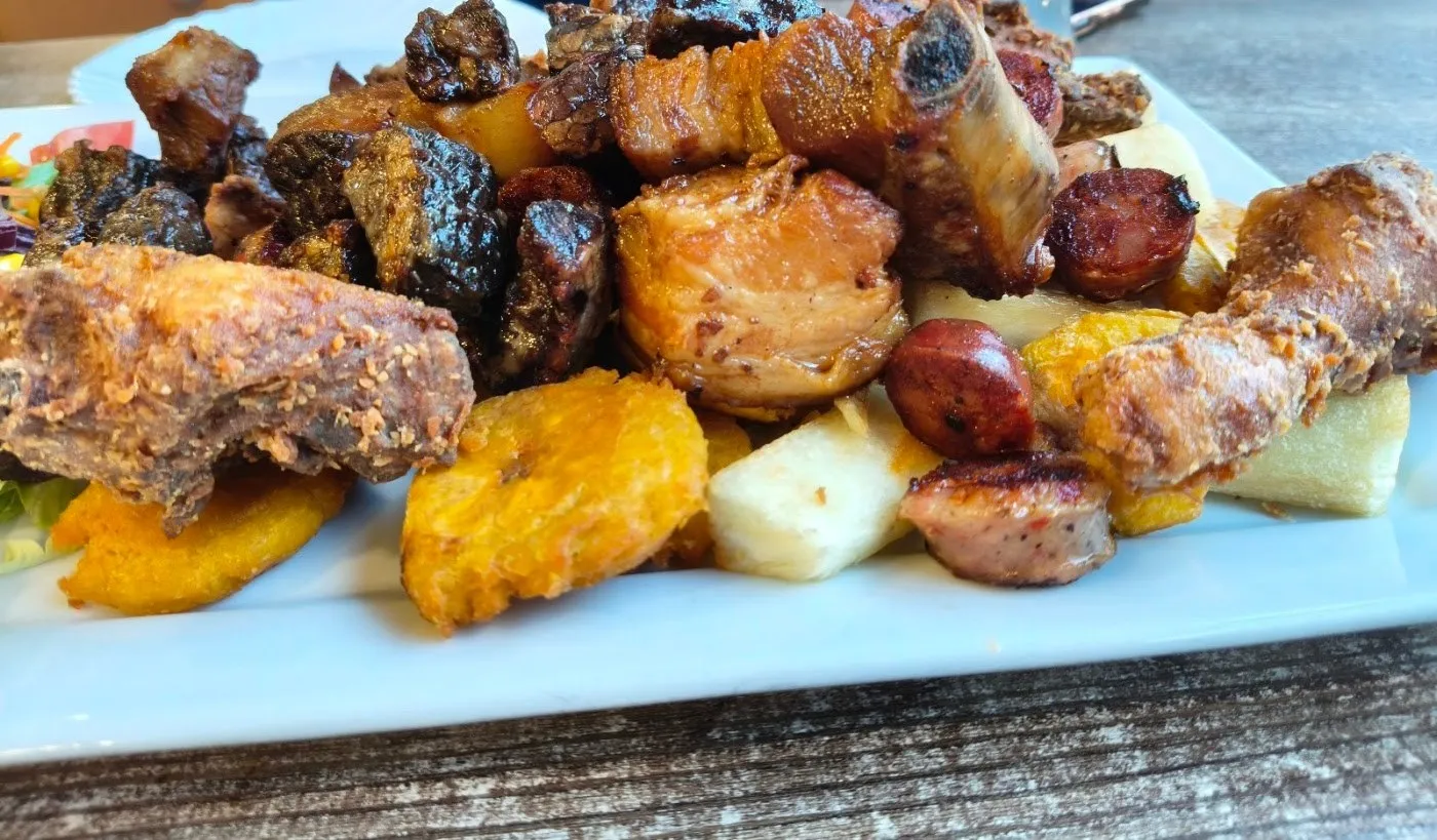 Carne frita con tostones