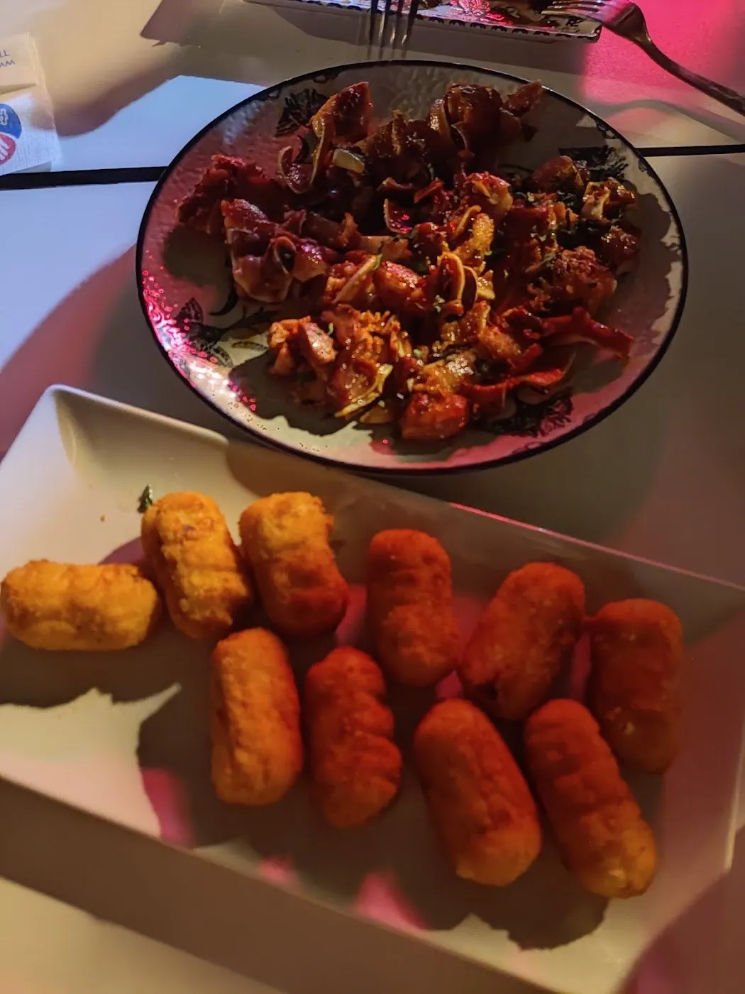 Croquetas y carne en salsa